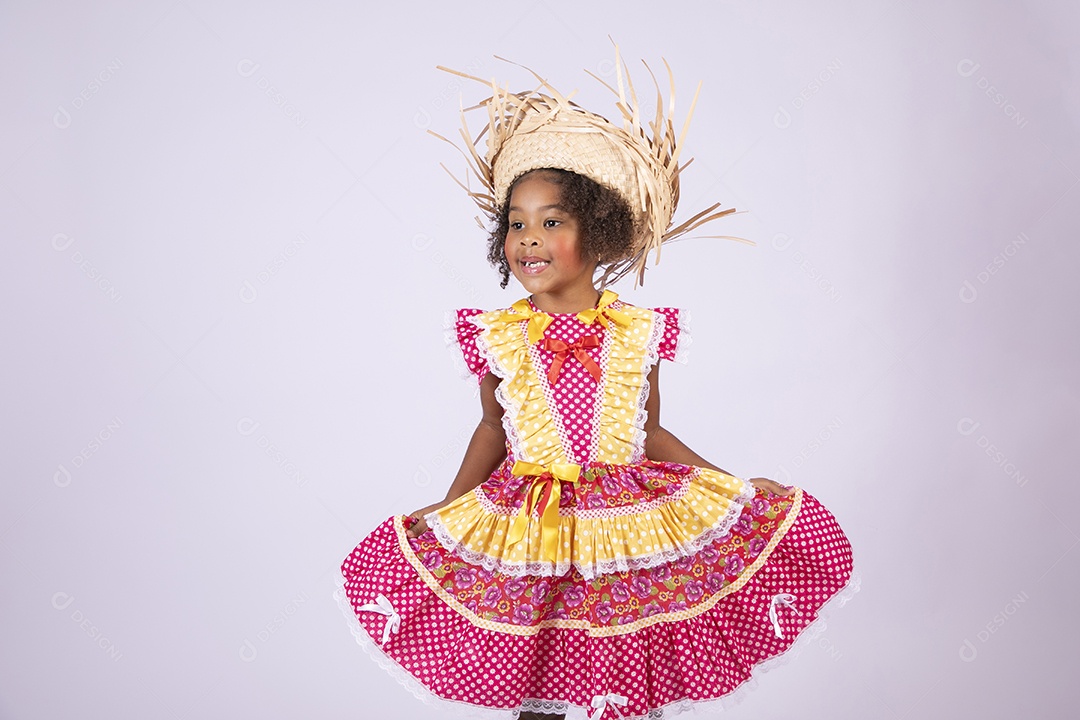 Linda moreninha trajada para festa junina com sorriso no rosto