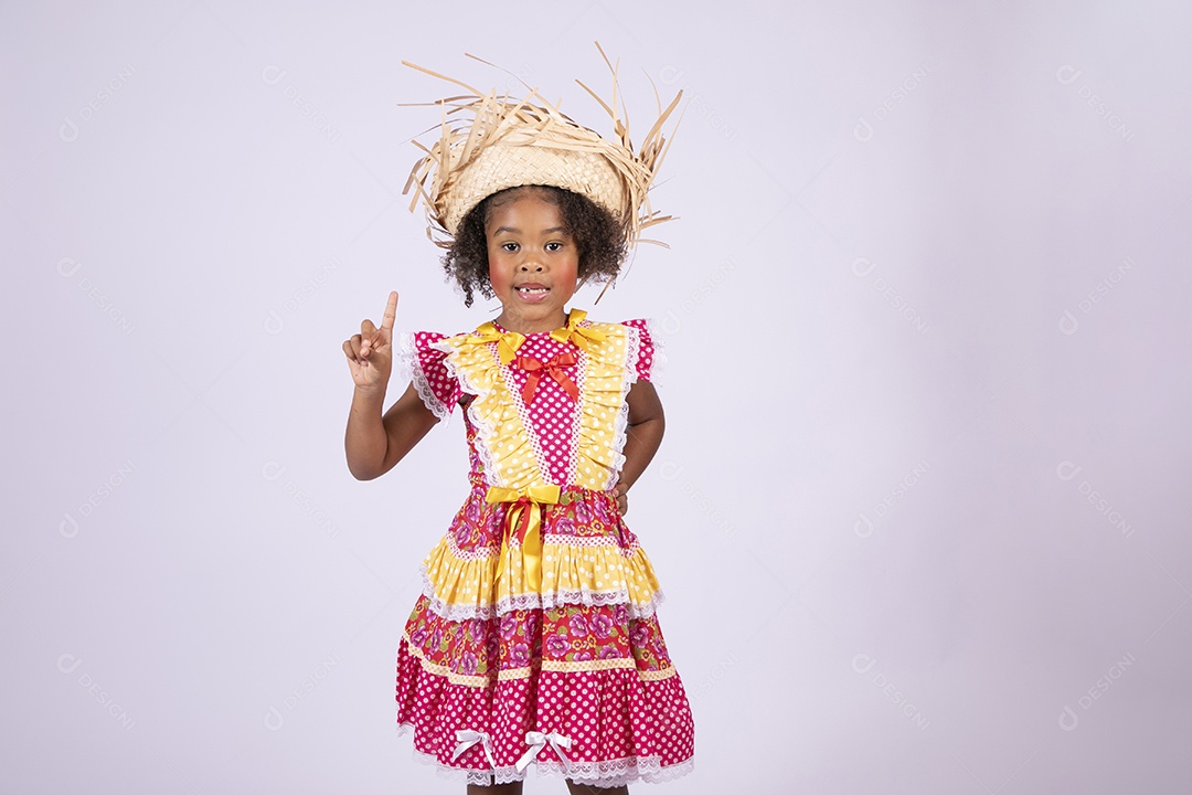 Linda moreninha trajada para festa junina com dedo para cima