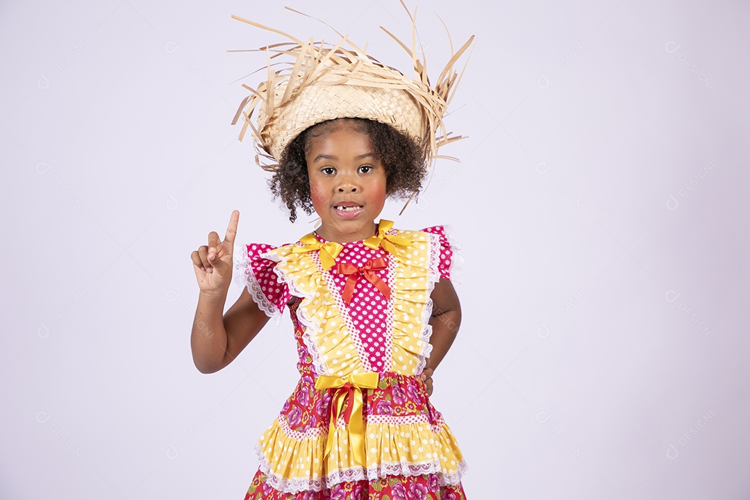 Linda moreninha trajada para festa junina com dedo para cima