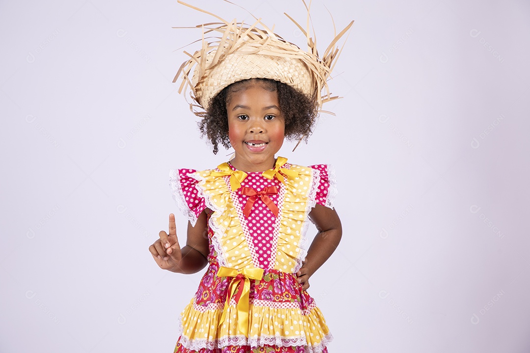 Linda moreninha trajada para festa junina com dedo para cima