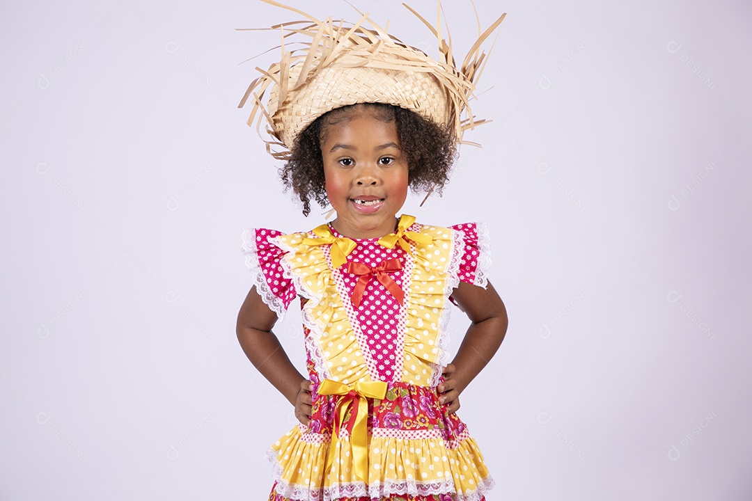 Linda moreninha trajada para festa junina