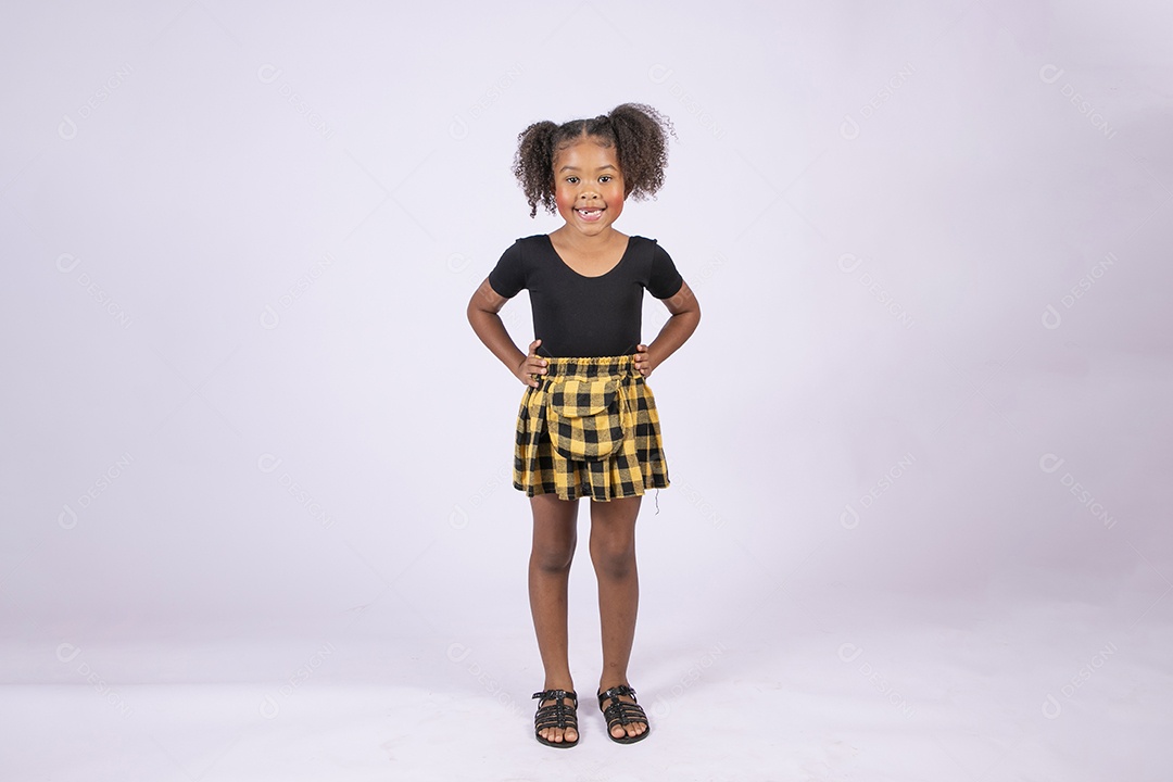 Menina linda morena sorrindo com mãos na cintura