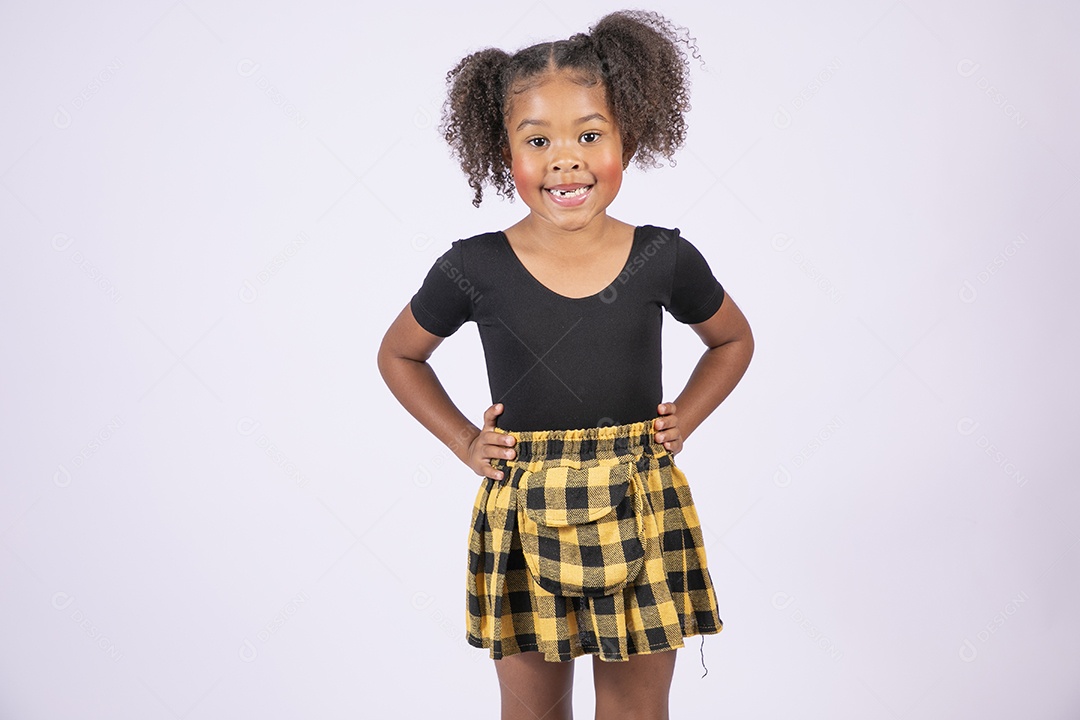 Linda menina morena sorrindo com mãos na cintura