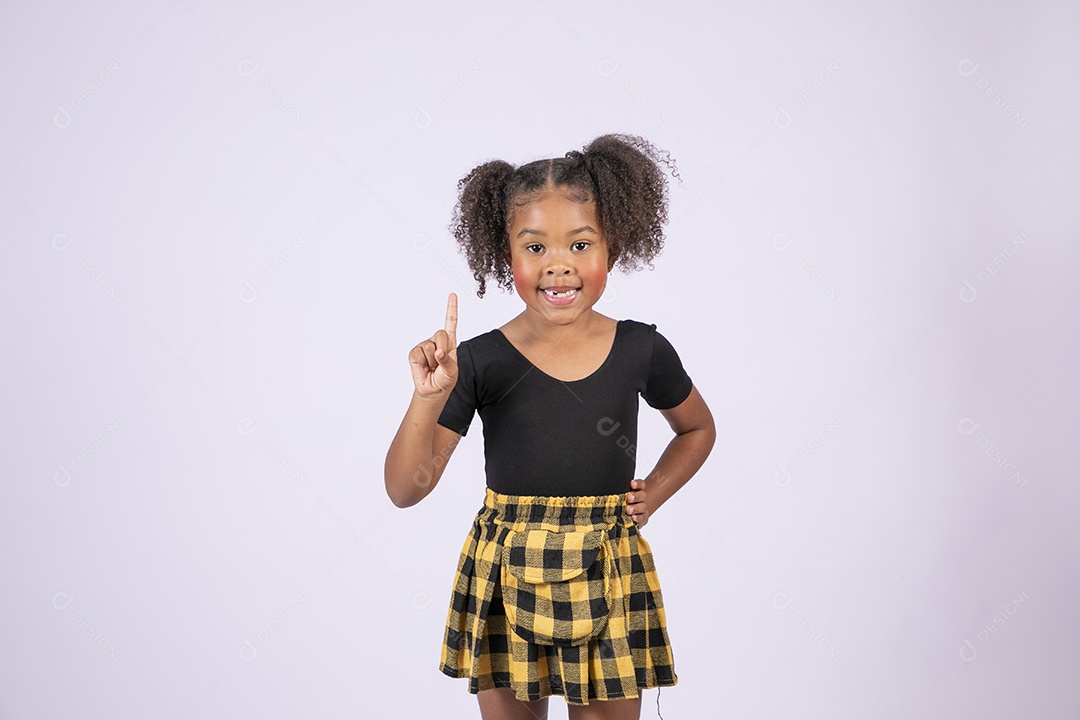 Linda menina morena sorrindo e apontando para cima