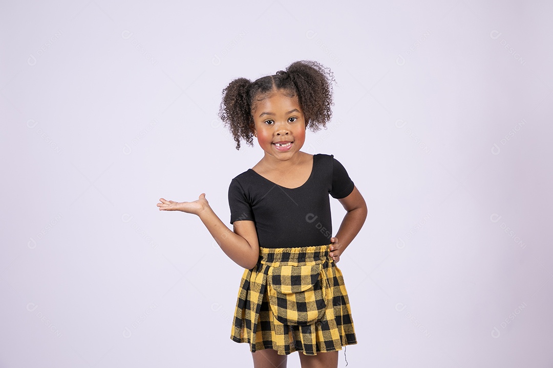 Linda criança morena com mão para o lado