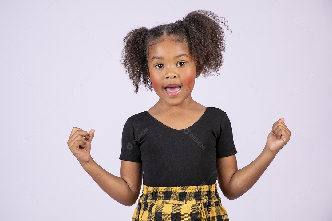 Belíssima criança comemorando