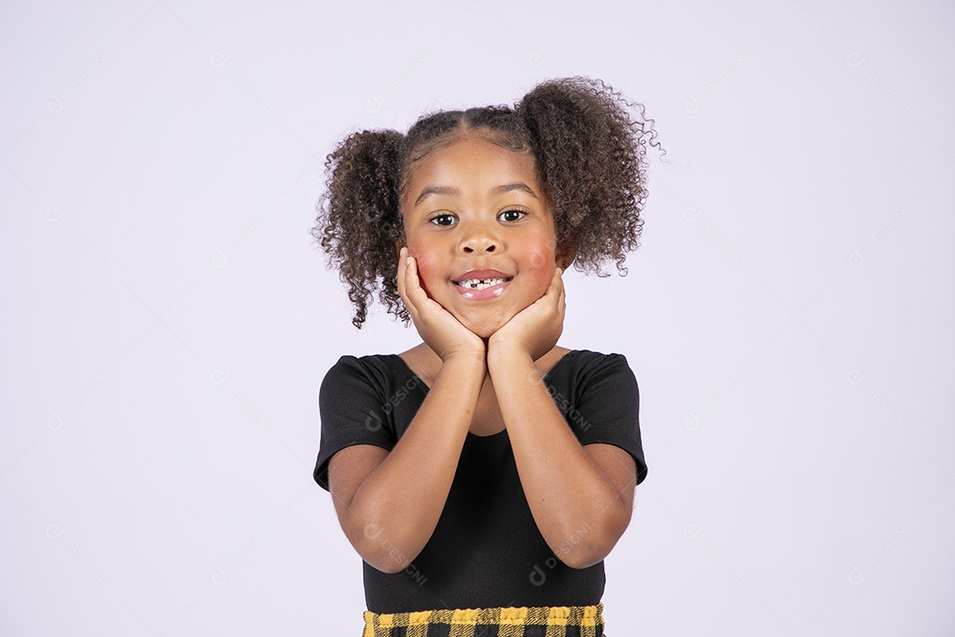 Linda menina morena com mãos no queixo