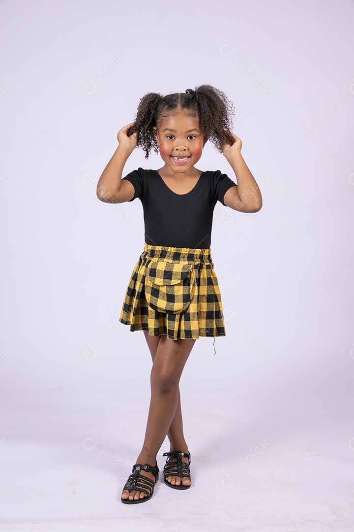 Criança linda com pose pegando nos cabelos