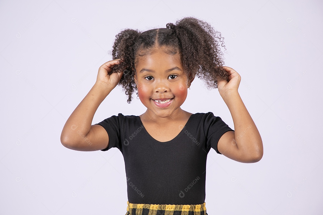 Belíssima criança morena com mãos no cabelo e sorrindo