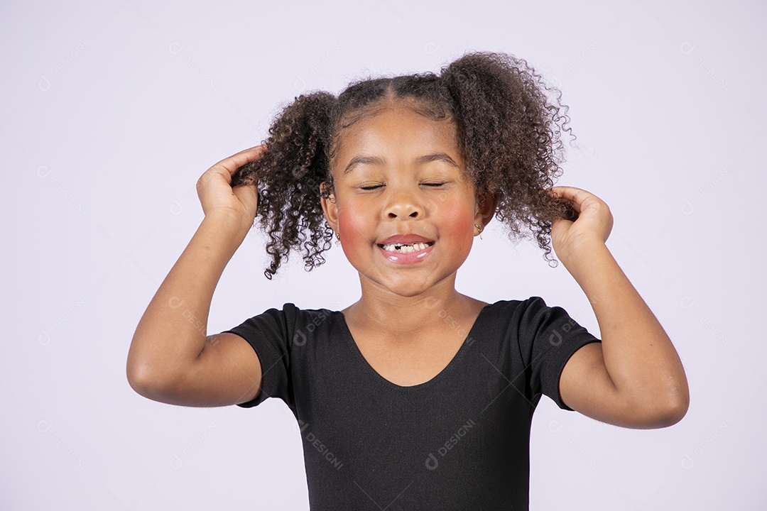 Criança linda com pose pegando nos cabelos