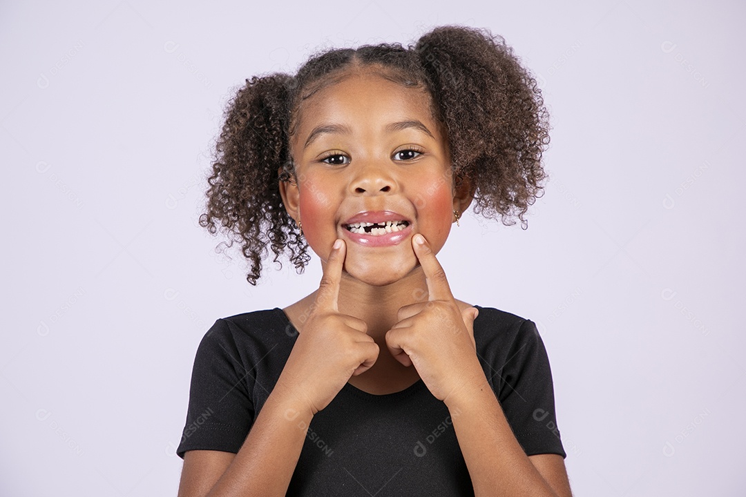 Moreninha linda sorrindo