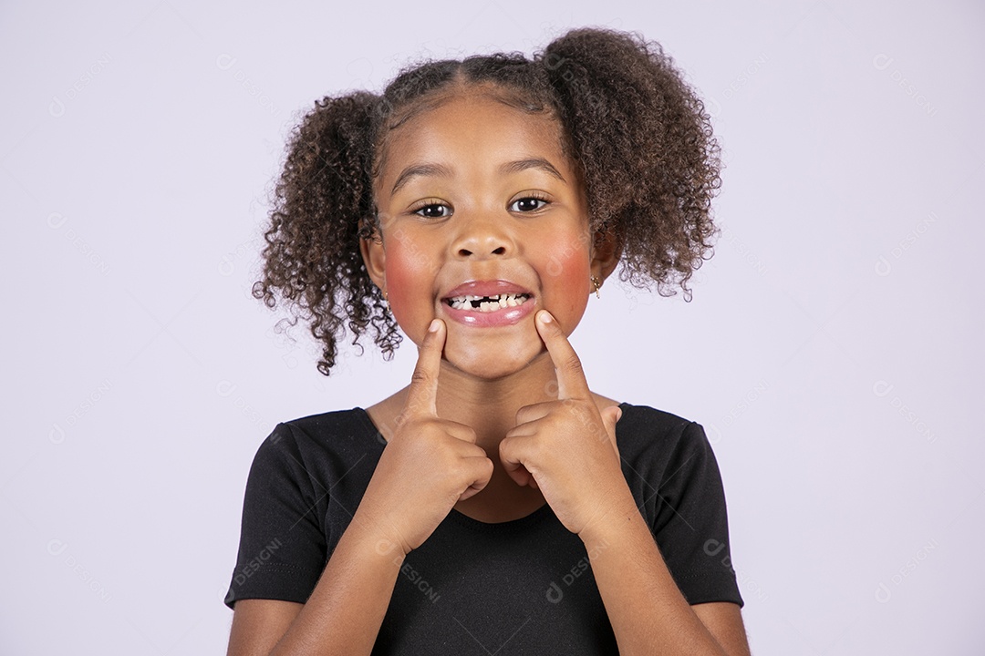 Moreninha linda sorrindo