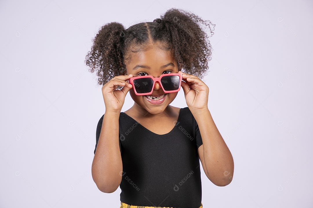 Garotinha linda usando óculos de sol
