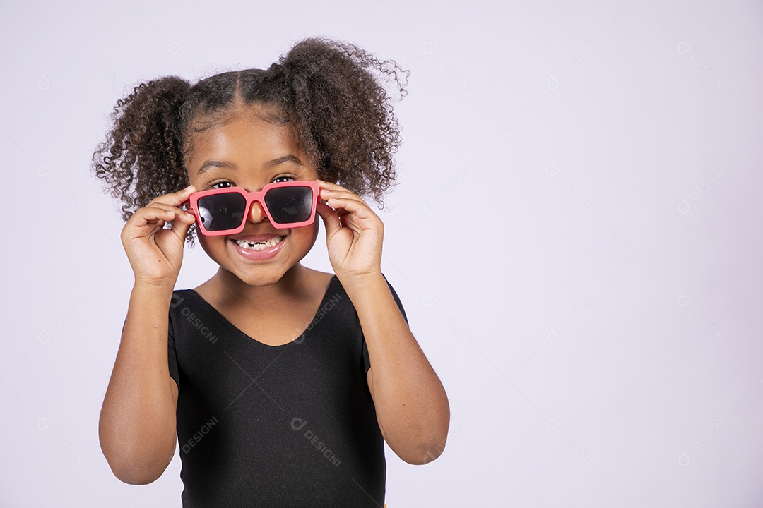 Garotinha sorridente usando óculos de sol