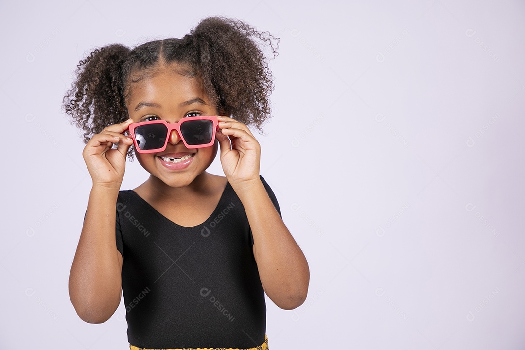 Garotinha linda usando óculos de sol
