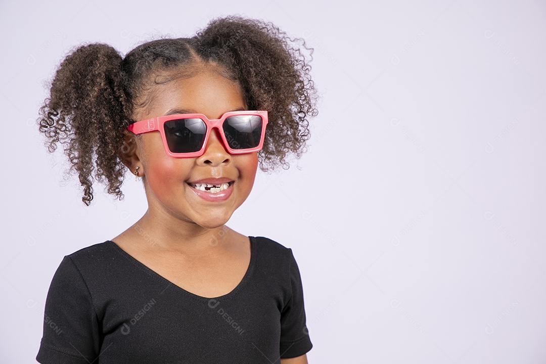 Linda moreninha usando óculos fashion de sol