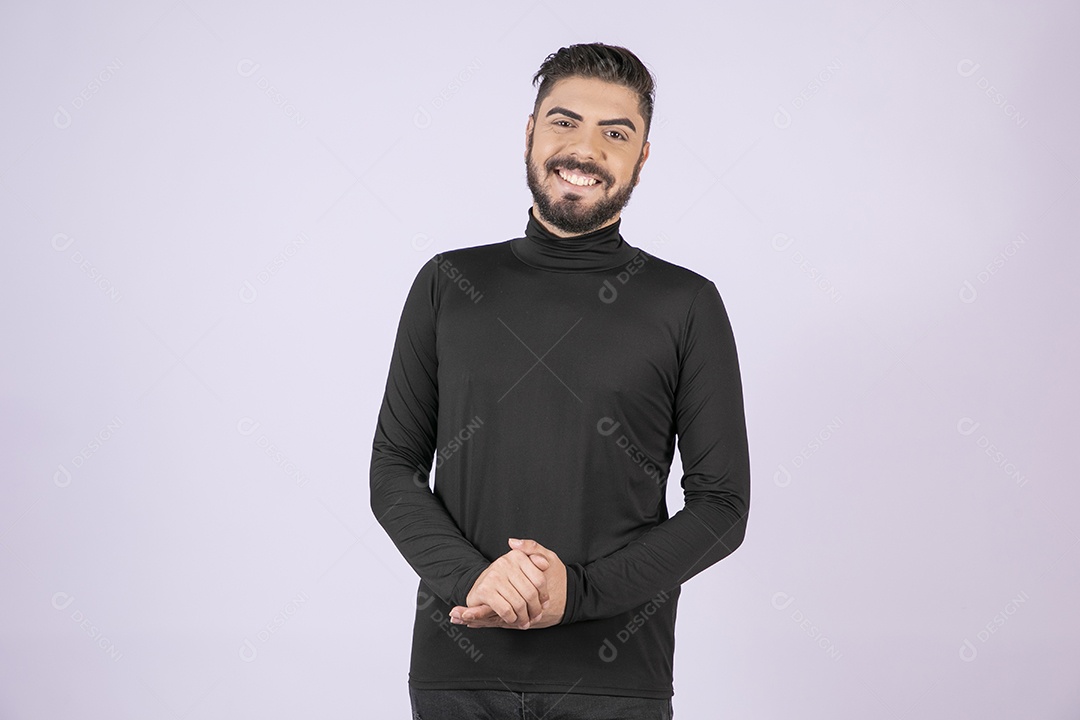 Jovem rapaz sorridente vestido de preto