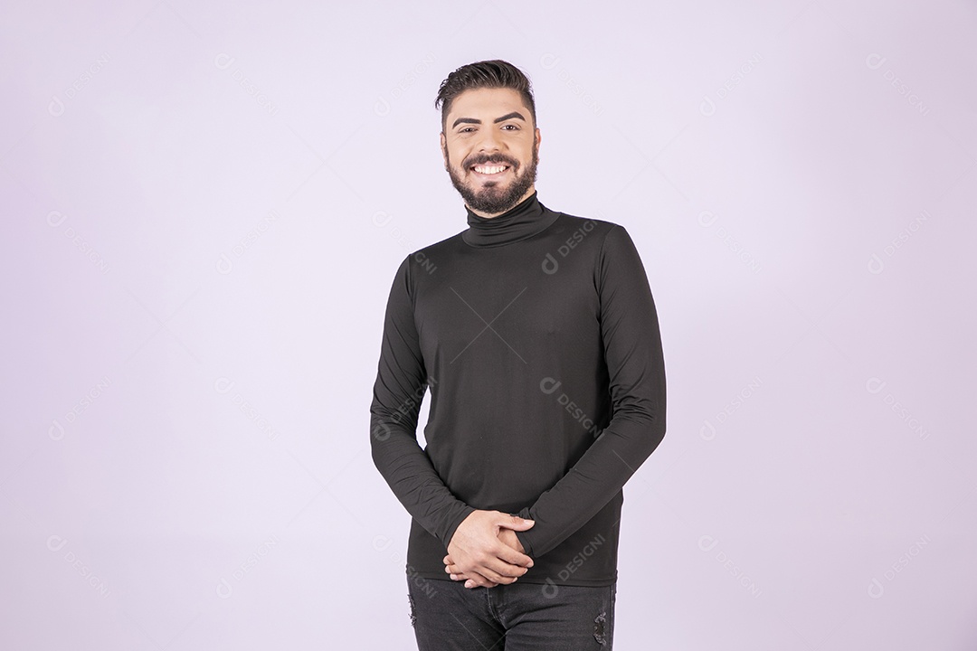 Jovem rapaz sorridente vestido de preto