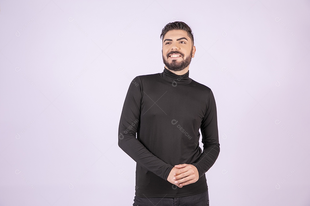 Homem sorrindo olhando para o lado