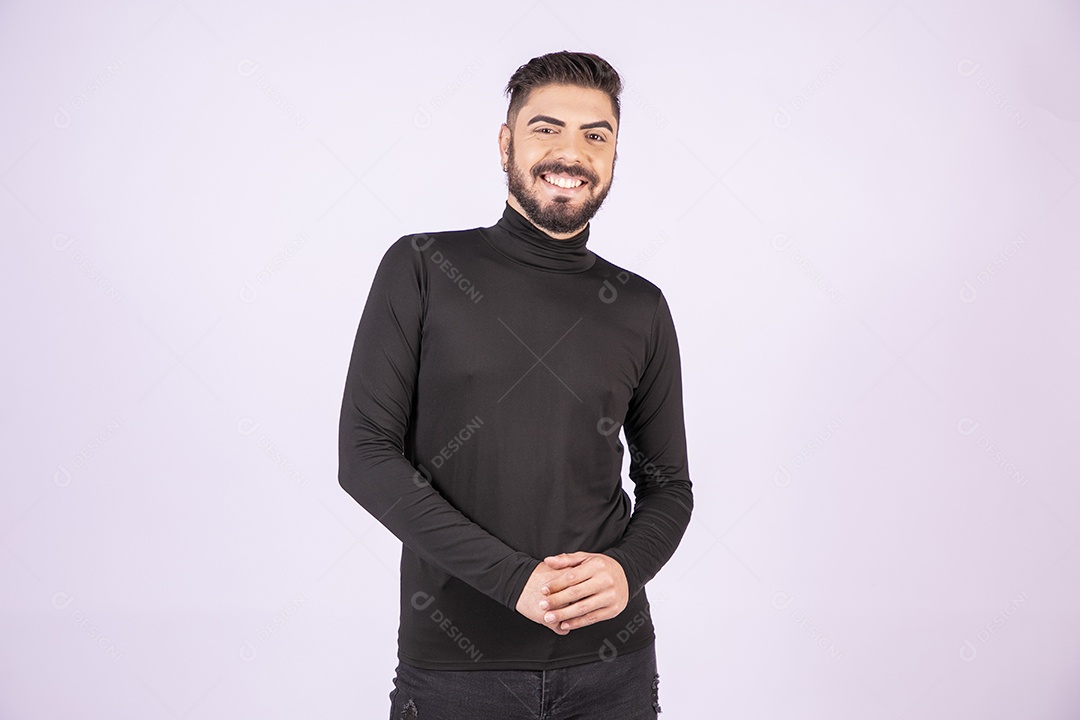 Homem sorridente com mãos dadas