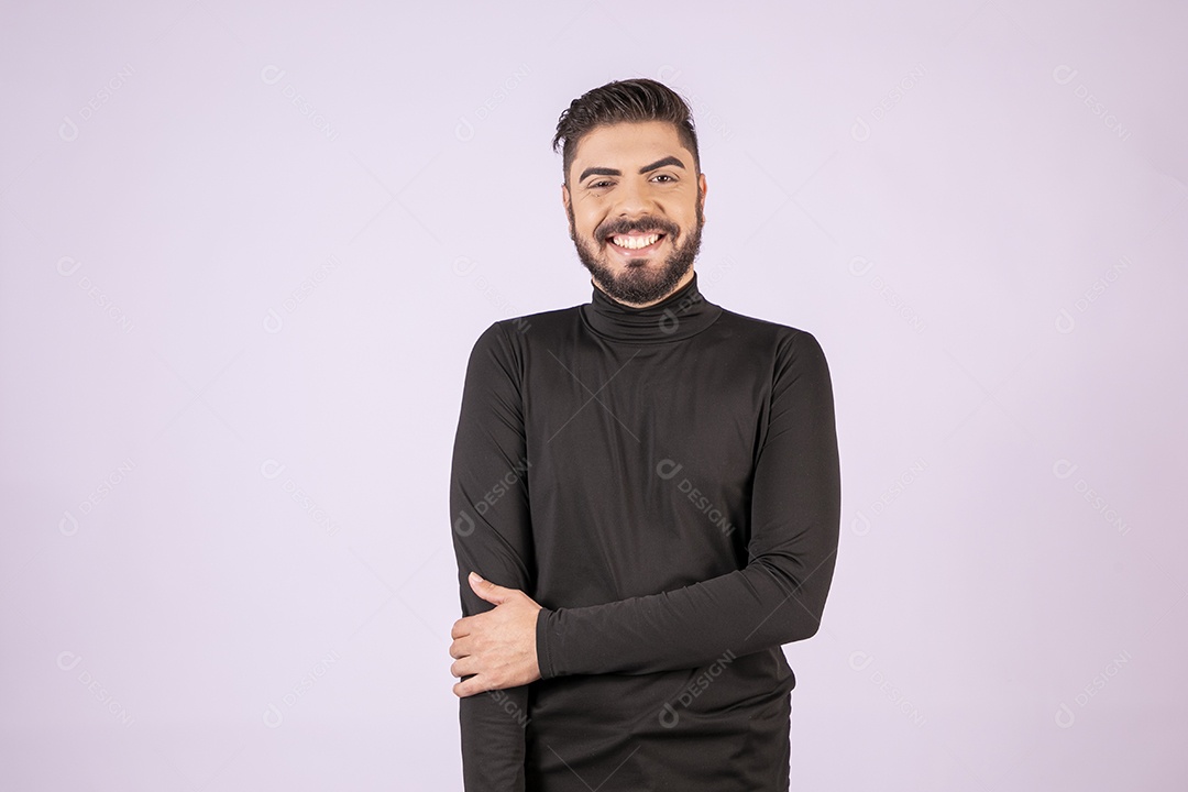 Homem com mãos no braço posando para foto