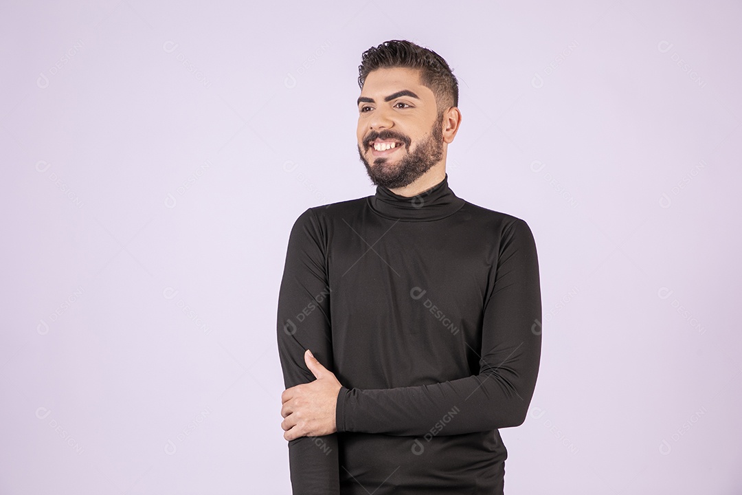 Homem vestido de preto sorridente posando para foto