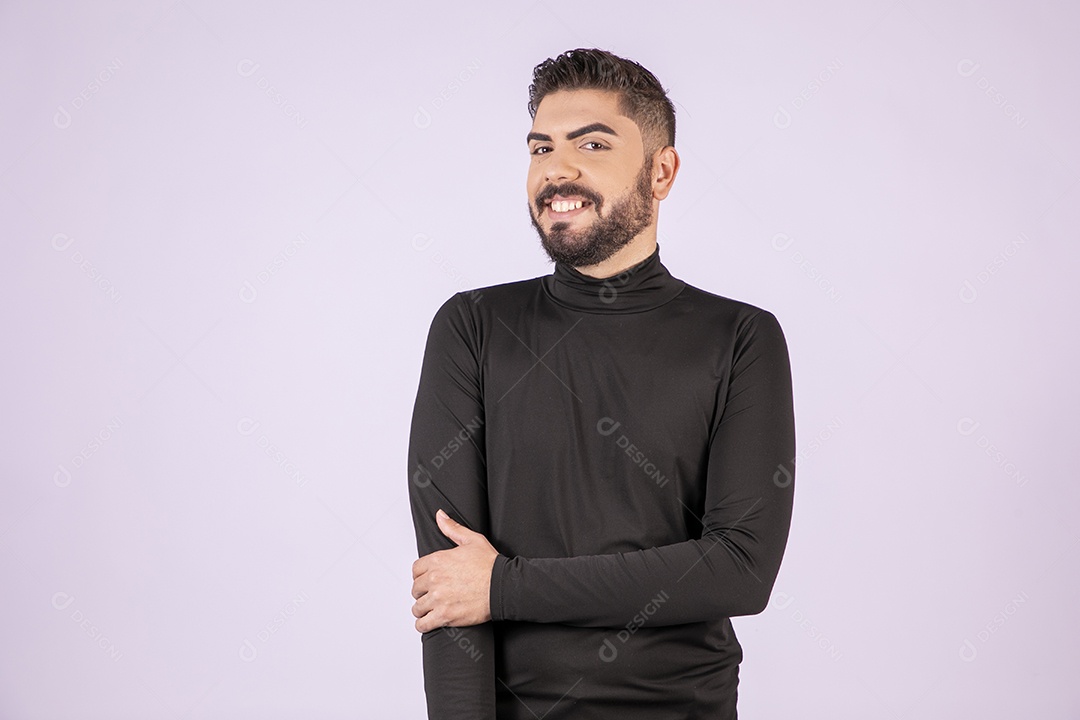 Homem vestido de preto posando para foto