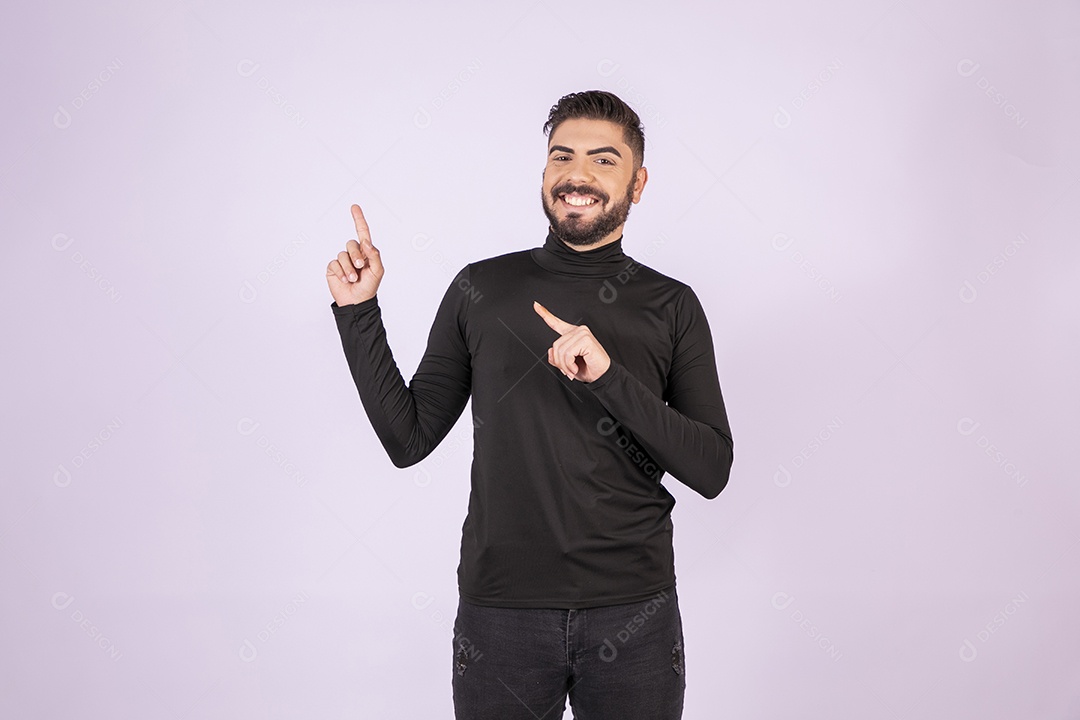Rapaz vestido de preto apontando para o lado