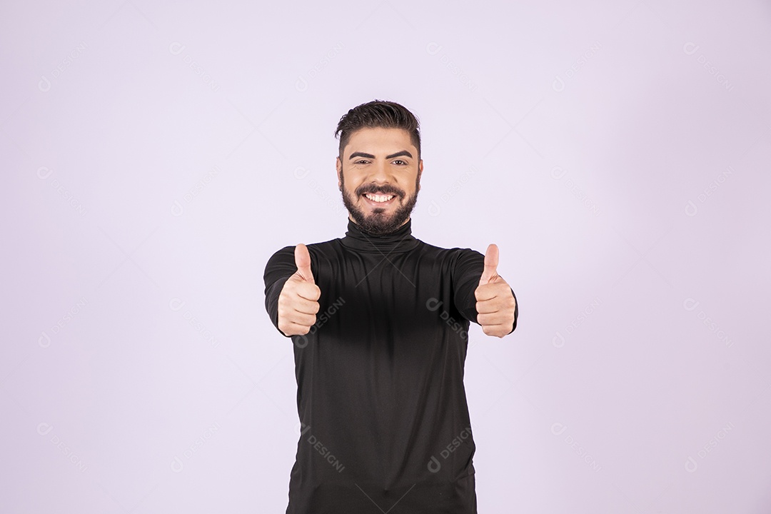 Homem feliz com gesto de beleza ou legal