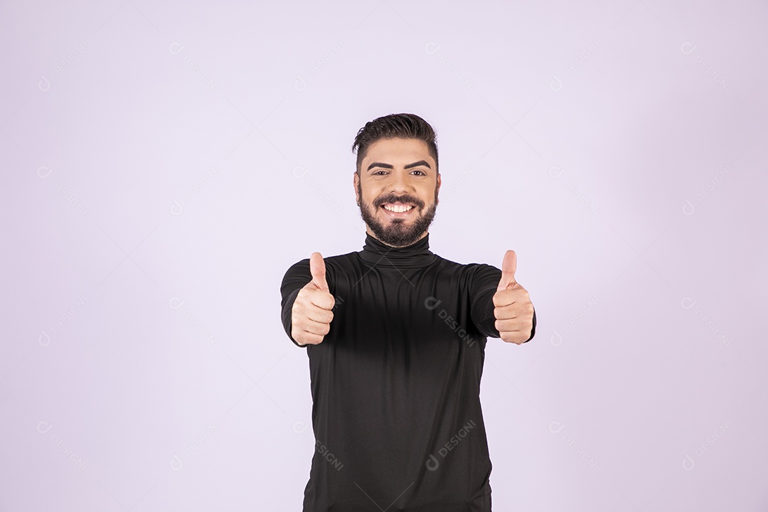 Homem feliz com gesto de beleza ou legal