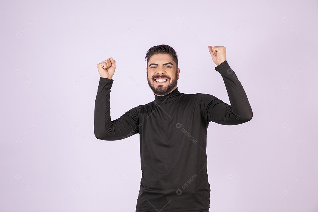 Homem feliz comemorando alguma coisa