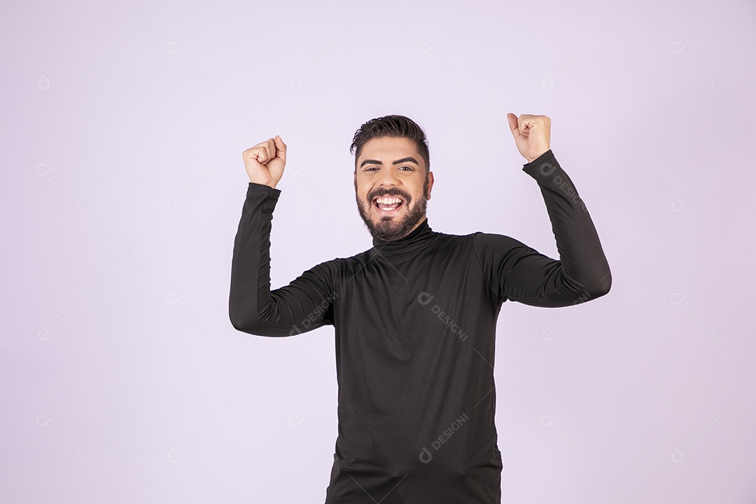 Homem feliz comemorando alguma coisa