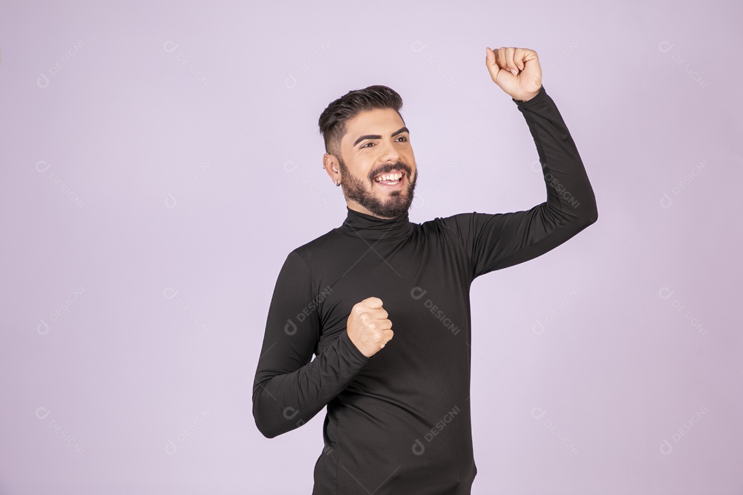 Jovem garoto sorrindo e comemorando algo