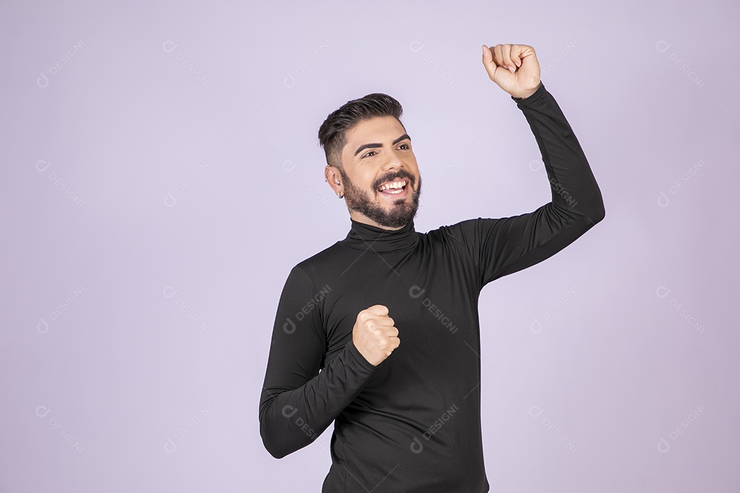 Jovem garoto sorrindo e comemorando algo