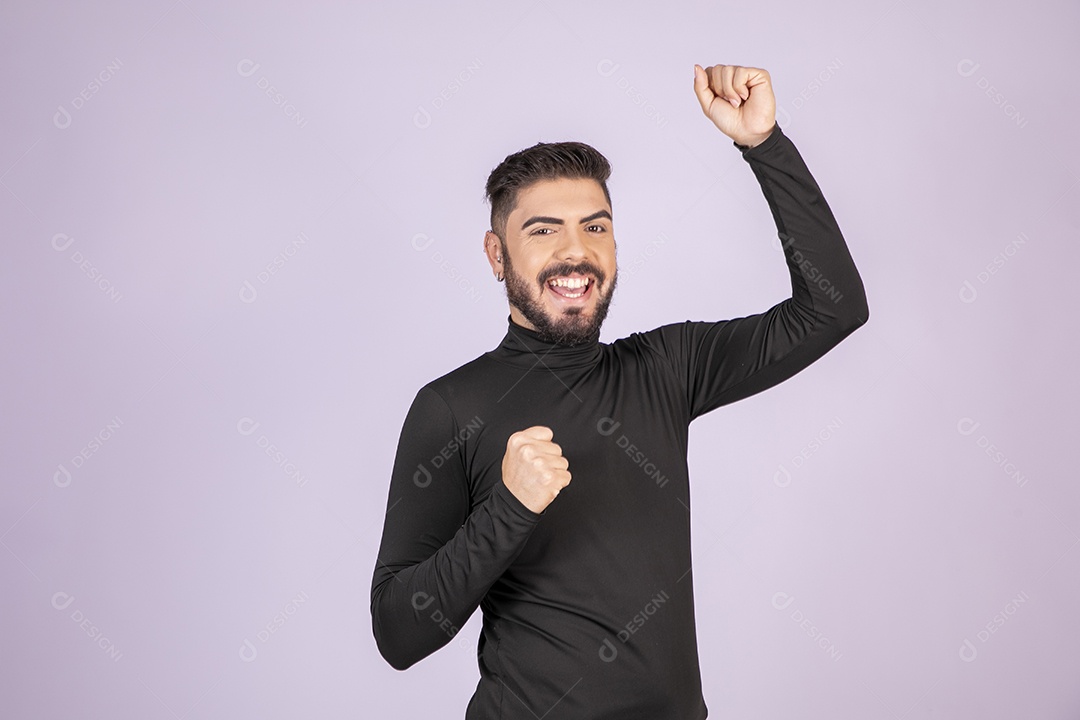 Jovem garoto sorrindo e comemorando algo