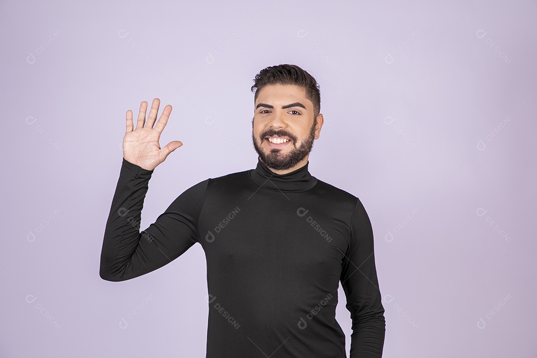 Homem fazendo gesto de cinco dedos para cima e sorrindo