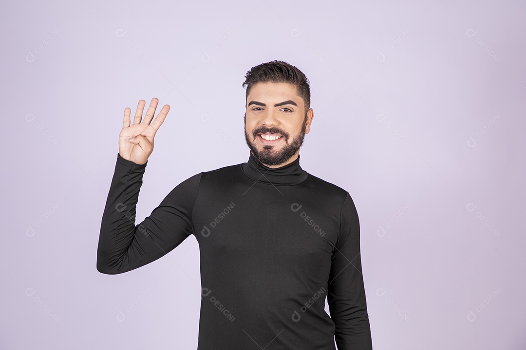 Homem fazendo gesto de quatro dedos para cima e sorrindo