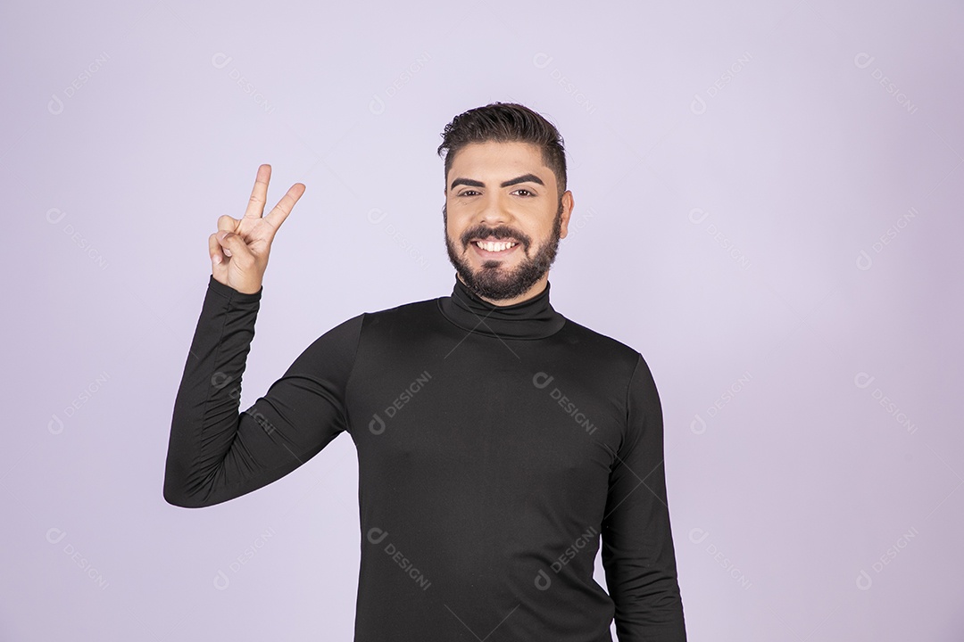 Homem fazendo gesto de dois dedos para cima e sorrindo