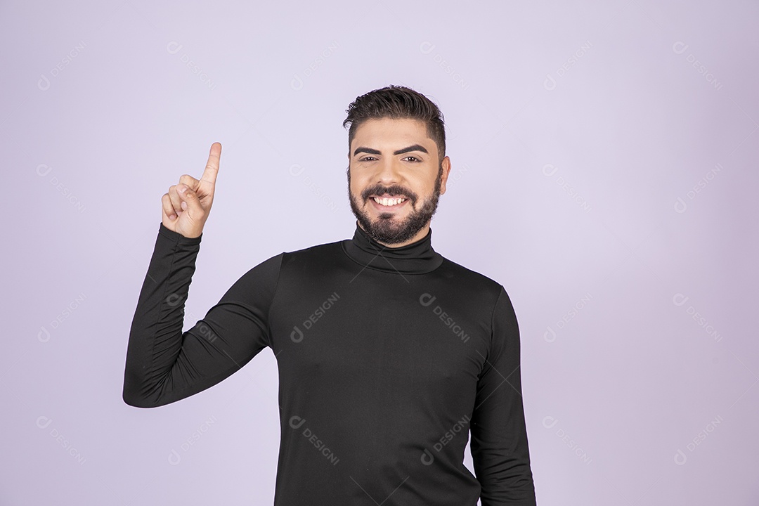 Homem apontando para cima e sorrindo