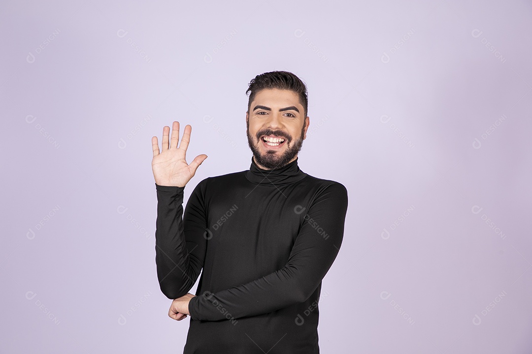 Homem fazendo gesto de cinco dedos para cima e sorrindo