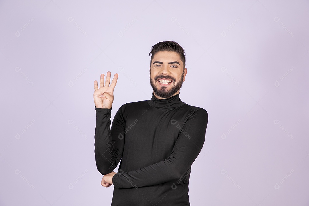 Homem fazendo gesto de quatro dedos para cima e sorrindo