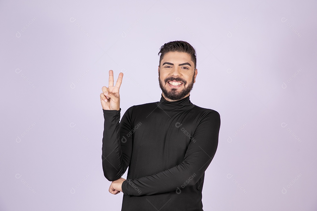 Homem fazendo gesto de dois dedos para cima e sorrindo