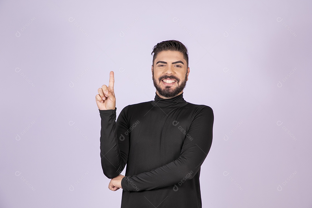 Homem apontando para cima e sorrindo