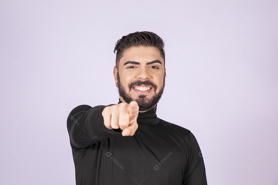 Homem apontando para frente e sorrindo