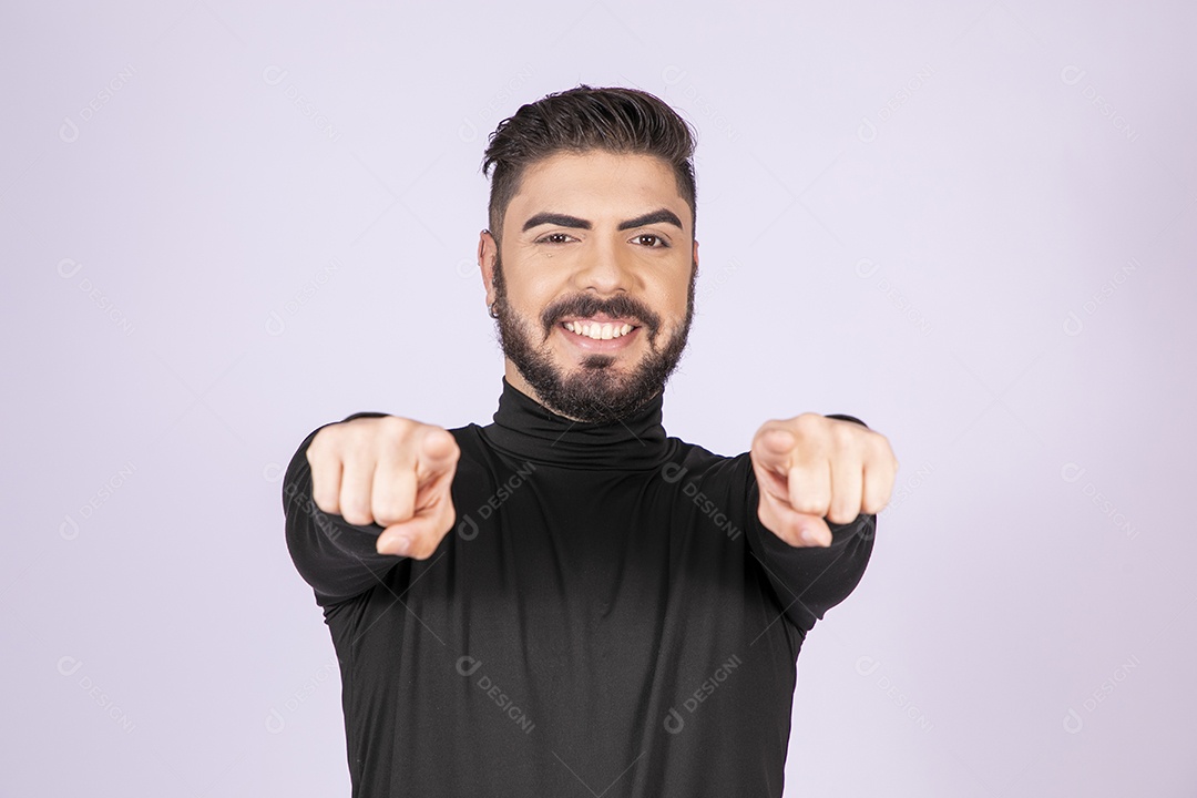 Homem apontando para frente e sorrindo