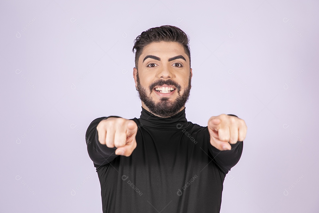 Homem apontando para algo e sorrindo
