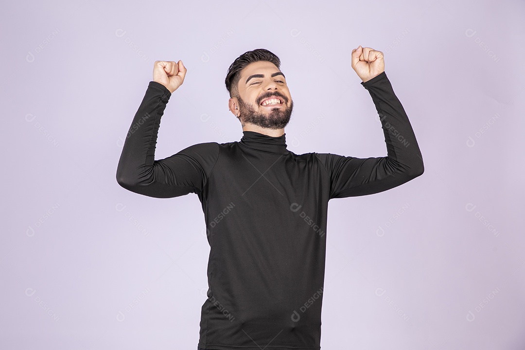 Jovem garoto sorrindo e comemorando algo