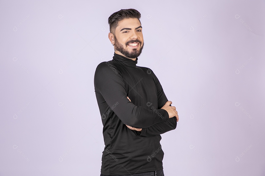 Jovem homem com braços cruzados sorrindo