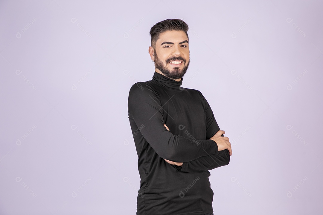 Jovem homem com braços cruzados sorrindo