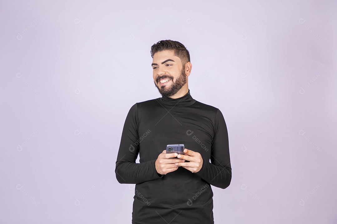 Homem feliz com seu celular nas mãos
